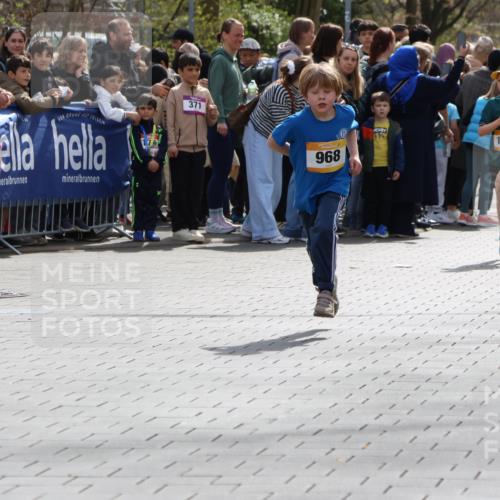 12.04.2026 - 45. Internationalen Wilhelmsburger Insellauf Strokosch-Dieckow http://msf.ph/oto/9490991 12.04.2026 14:19:54 Ziel 944, 64, 96, 579, 740, 943, 793, 845, 682, 413, 982, 155, 621, 1602, 478, 83, 968, 465 meine-sportfotos.de