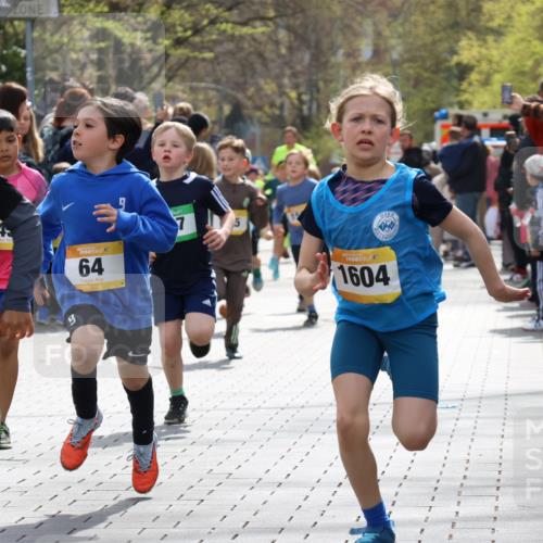 12.04.2026 - 45. Internationalen Wilhelmsburger Insellauf Strokosch-Dieckow http://msf.ph/oto/9491014 12.04.2026 14:19:48 Ziel 787, 952, 1604, 985, 944, 64, 96, 579, 740, 943, 793, 845, 682, 413, 982, 155, 621 meine-sportfotos.de