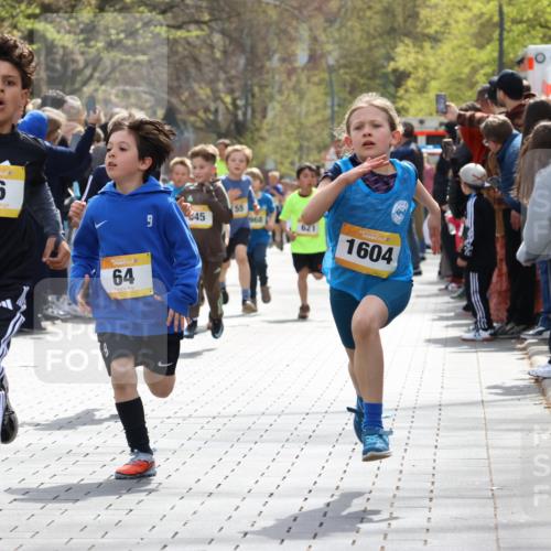 12.04.2026 - 45. Internationalen Wilhelmsburger Insellauf Strokosch-Dieckow http://msf.ph/oto/9491021 12.04.2026 14:19:48 Ziel 787, 952, 1604, 985, 944, 64, 96, 579, 740, 943, 793, 845, 682, 413, 982, 155, 621 meine-sportfotos.de
