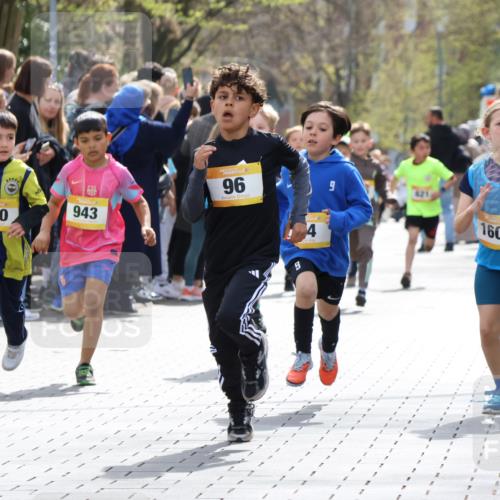 12.04.2026 - 45. Internationalen Wilhelmsburger Insellauf Strokosch-Dieckow http://msf.ph/oto/9491022 12.04.2026 14:19:47 Ziel 787, 952, 1604, 985, 944, 64, 96, 579, 740, 943, 793, 845, 682, 413, 982 meine-sportfotos.de