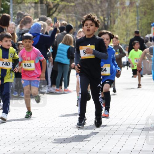 12.04.2026 - 45. Internationalen Wilhelmsburger Insellauf Strokosch-Dieckow http://msf.ph/oto/9491026 12.04.2026 14:19:47 Ziel 787, 952, 1604, 985, 944, 64, 96, 579, 740, 943, 793, 845, 682, 413, 982 meine-sportfotos.de