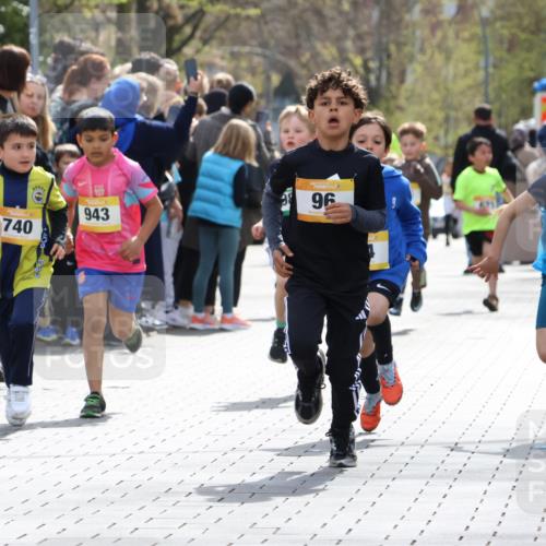 12.04.2026 - 45. Internationalen Wilhelmsburger Insellauf Strokosch-Dieckow http://msf.ph/oto/9491027 12.04.2026 14:19:47 Ziel 787, 952, 1604, 985, 944, 64, 96, 579, 740, 943, 793, 845, 682, 413, 982 meine-sportfotos.de