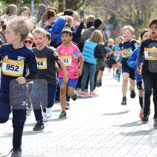 12.04.2026 - 45. Internationalen Wilhelmsburger Insellauf Strokosch-Dieckow http://msf.ph/oto/9491028 12.04.2026 14:19:46 Ziel 787, 952, 1604, 985, 944, 64, 96, 579, 740, 943, 793, 845, 682, 413 meine-sportfotos.de