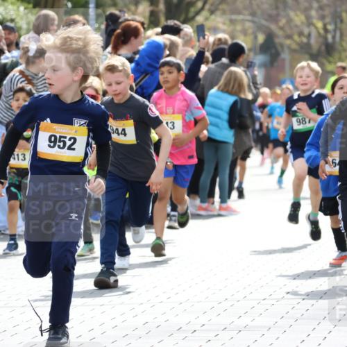 12.04.2026 - 45. Internationalen Wilhelmsburger Insellauf Strokosch-Dieckow http://msf.ph/oto/9491029 12.04.2026 14:19:46 Ziel 787, 952, 1604, 985, 944, 64, 96, 579, 740, 943, 793, 845, 682, 413 meine-sportfotos.de