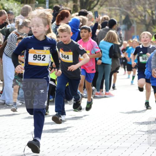 12.04.2026 - 45. Internationalen Wilhelmsburger Insellauf Strokosch-Dieckow http://msf.ph/oto/9491030 12.04.2026 14:19:46 Ziel 787, 952, 1604, 985, 944, 64, 96, 579, 740, 943, 793, 845, 682, 413 meine-sportfotos.de