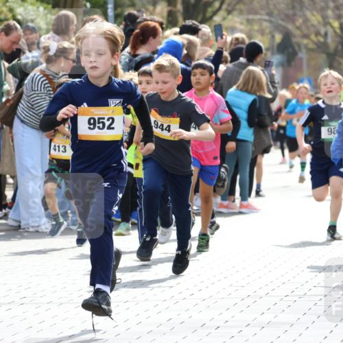 12.04.2026 - 45. Internationalen Wilhelmsburger Insellauf Strokosch-Dieckow http://msf.ph/oto/9491031 12.04.2026 14:19:46 Ziel 787, 952, 1604, 985, 944, 64, 96, 579, 740, 943, 793, 845, 682, 413 meine-sportfotos.de