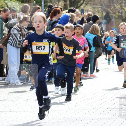 12.04.2026 - 45. Internationalen Wilhelmsburger Insellauf Strokosch-Dieckow http://msf.ph/oto/9491032 12.04.2026 14:19:46 Ziel 787, 952, 1604, 985, 944, 64, 96, 579, 740, 943, 793, 845, 682, 413 meine-sportfotos.de