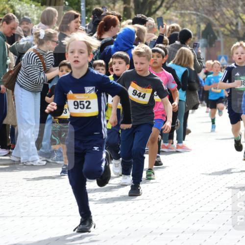 12.04.2026 - 45. Internationalen Wilhelmsburger Insellauf Strokosch-Dieckow http://msf.ph/oto/9491033 12.04.2026 14:19:46 Ziel 787, 952, 1604, 985, 944, 64, 96, 579, 740, 943, 793, 845, 682, 413 meine-sportfotos.de