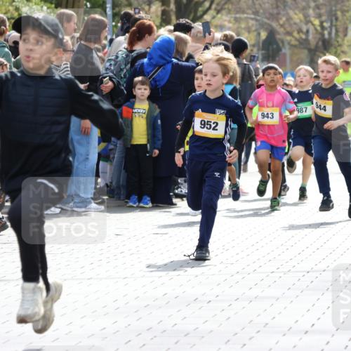 12.04.2026 - 45. Internationalen Wilhelmsburger Insellauf Strokosch-Dieckow http://msf.ph/oto/9491037 12.04.2026 14:19:45 Ziel 480, 787, 952, 1604, 985, 944, 64, 96, 579, 740, 943, 793, 845 meine-sportfotos.de
