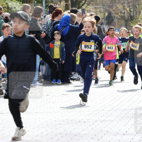 12.04.2026 - 45. Internationalen Wilhelmsburger Insellauf Strokosch-Dieckow http://msf.ph/oto/9491038 12.04.2026 14:19:45 Ziel 480, 787, 952, 1604, 985, 944, 64, 96, 579, 740, 943, 793, 845 meine-sportfotos.de
