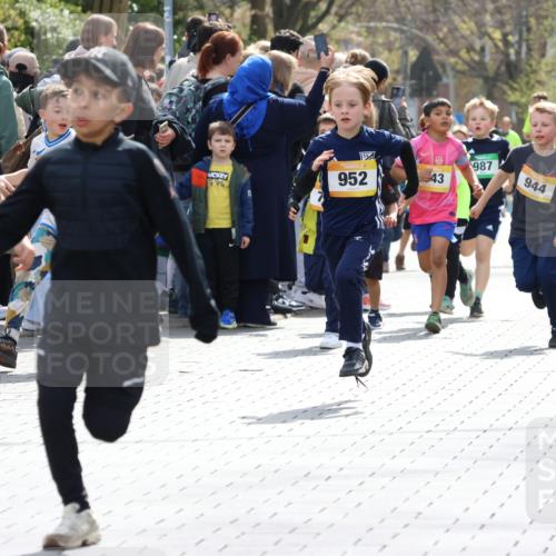 12.04.2026 - 45. Internationalen Wilhelmsburger Insellauf Strokosch-Dieckow http://msf.ph/oto/9491039 12.04.2026 14:19:44 Ziel 275, 480, 787, 952, 1604, 985, 944, 64, 96, 579, 740 meine-sportfotos.de