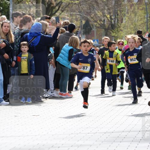12.04.2026 - 45. Internationalen Wilhelmsburger Insellauf Strokosch-Dieckow http://msf.ph/oto/9491049 12.04.2026 14:19:42 Ziel 950, 275, 480, 787, 952, 1604, 985, 944, 64 meine-sportfotos.de