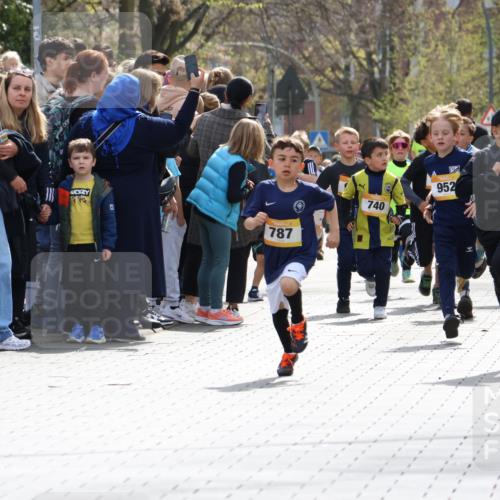 12.04.2026 - 45. Internationalen Wilhelmsburger Insellauf Strokosch-Dieckow http://msf.ph/oto/9491050 12.04.2026 14:19:42 Ziel 950, 275, 480, 787, 952, 1604, 985, 944, 64 meine-sportfotos.de