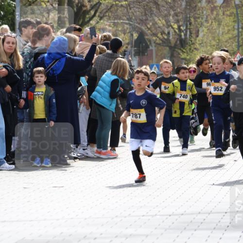 12.04.2026 - 45. Internationalen Wilhelmsburger Insellauf Strokosch-Dieckow http://msf.ph/oto/9491051 12.04.2026 14:19:42 Ziel 950, 275, 480, 787, 952, 1604, 985, 944, 64 meine-sportfotos.de