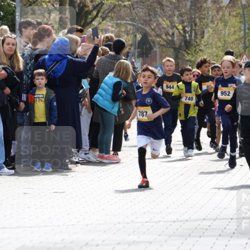 12.04.2026 - 45. Internationalen Wilhelmsburger Insellauf Strokosch-Dieckow http://msf.ph/oto/9491052 12.04.2026 14:19:42 Ziel 950, 275, 480, 787, 952, 1604, 985, 944, 64 meine-sportfotos.de