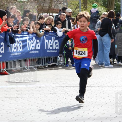 12.04.2026 - 45. Internationalen Wilhelmsburger Insellauf Strokosch-Dieckow http://msf.ph/oto/9491109 12.04.2026 14:19:09 Ziel 1624 meine-sportfotos.de