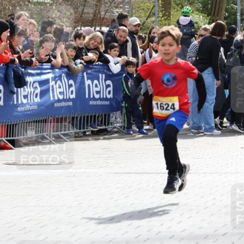 12.04.2026 - 45. Internationalen Wilhelmsburger Insellauf Strokosch-Dieckow http://msf.ph/oto/9491110 12.04.2026 14:19:09 Ziel 1624 meine-sportfotos.de