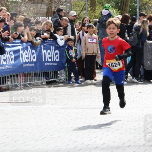12.04.2026 - 45. Internationalen Wilhelmsburger Insellauf Strokosch-Dieckow http://msf.ph/oto/9491114 12.04.2026 14:19:08 Ziel 1624 meine-sportfotos.de