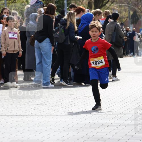 12.04.2026 - 45. Internationalen Wilhelmsburger Insellauf Strokosch-Dieckow http://msf.ph/oto/9491119 12.04.2026 14:19:07 Ziel 1624 meine-sportfotos.de