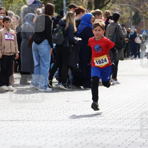 12.04.2026 - 45. Internationalen Wilhelmsburger Insellauf Strokosch-Dieckow http://msf.ph/oto/9491120 12.04.2026 14:19:07 Ziel 1624 meine-sportfotos.de
