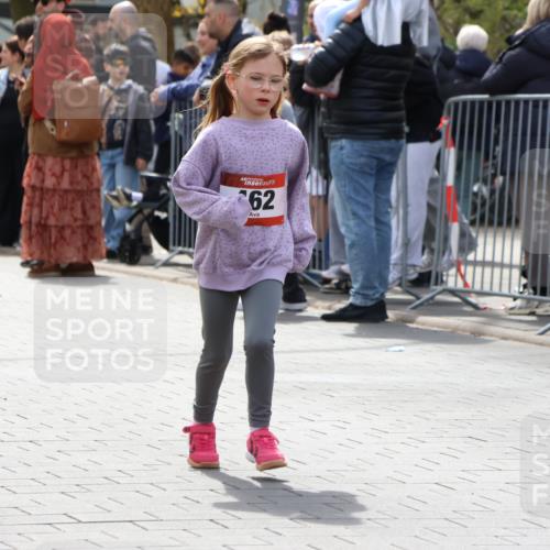 12.04.2026 - 45. Internationalen Wilhelmsburger Insellauf Strokosch-Dieckow http://msf.ph/oto/9491147 12.04.2026 14:11:54 Ziel 1070, 462 meine-sportfotos.de