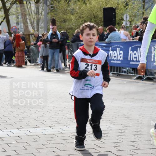12.04.2026 - 45. Internationalen Wilhelmsburger Insellauf Strokosch-Dieckow http://msf.ph/oto/9491156 12.04.2026 14:11:45 Ziel 1528, 213, 177, 1070 meine-sportfotos.de