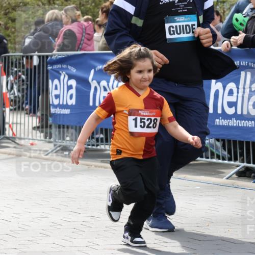 12.04.2026 - 45. Internationalen Wilhelmsburger Insellauf Strokosch-Dieckow http://msf.ph/oto/9491170 12.04.2026 14:11:39 Ziel 1528, 213 meine-sportfotos.de