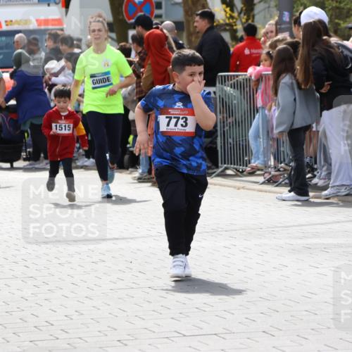 12.04.2026 - 45. Internationalen Wilhelmsburger Insellauf Strokosch-Dieckow http://msf.ph/oto/9491212 12.04.2026 14:11:16 Ziel 922, 718, 962, 702, 655, 783, 773, 1527, 1515 meine-sportfotos.de