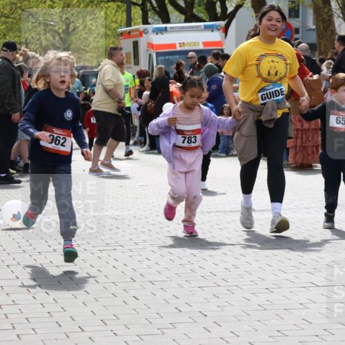 12.04.2026 - 45. Internationalen Wilhelmsburger Insellauf Strokosch-Dieckow http://msf.ph/oto/9491222 12.04.2026 14:11:12 Ziel 630, 43, 954, 922, 718, 962, 702, 655, 783 meine-sportfotos.de