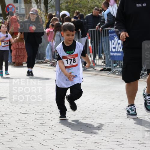 12.04.2026 - 45. Internationalen Wilhelmsburger Insellauf Strokosch-Dieckow http://msf.ph/oto/9491262 12.04.2026 14:11:02 Ziel 727, 57, 728, 584, 568, 914, 178, 630, 43 meine-sportfotos.de