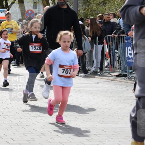 12.04.2026 - 45. Internationalen Wilhelmsburger Insellauf Strokosch-Dieckow http://msf.ph/oto/9491289 12.04.2026 14:10:51 Ziel 701, 699, 703, 54, 147, 112, 643, 1514, 1526, 700, 707, 727, 57, 728 meine-sportfotos.de