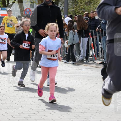 12.04.2026 - 45. Internationalen Wilhelmsburger Insellauf Strokosch-Dieckow http://msf.ph/oto/9491291 12.04.2026 14:10:51 Ziel 701, 699, 703, 54, 147, 112, 643, 1514, 1526, 700, 707, 727, 57, 728 meine-sportfotos.de