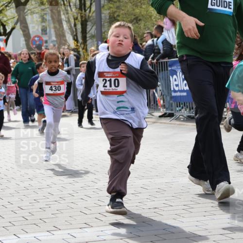 12.04.2026 - 45. Internationalen Wilhelmsburger Insellauf Strokosch-Dieckow http://msf.ph/oto/9491310 12.04.2026 14:10:42 Ziel 229, 553, 204, 705, 645, 910, 613, 789, 202, 709, 195, 912, 188, 430, 210, 701, 699, 703 meine-sportfotos.de