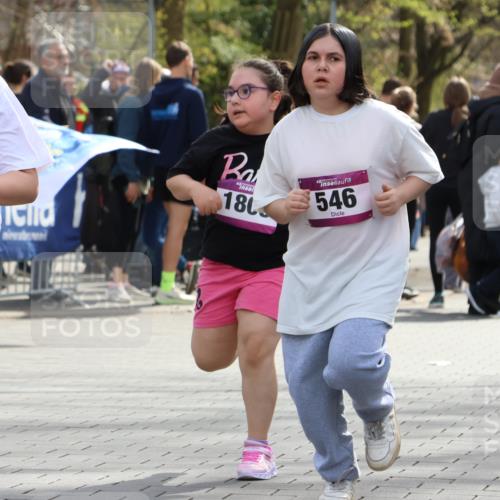 12.04.2026 - 45. Internationalen Wilhelmsburger Insellauf Strokosch-Dieckow http://msf.ph/oto/9492046 12.04.2026 14:52:30 Ziel 1053, 546, 1803 meine-sportfotos.de