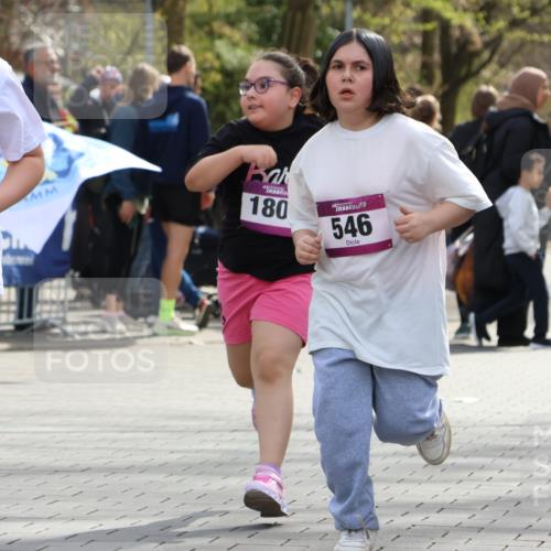 12.04.2026 - 45. Internationalen Wilhelmsburger Insellauf Strokosch-Dieckow http://msf.ph/oto/9492048 12.04.2026 14:52:30 Ziel 1053, 546, 1803 meine-sportfotos.de