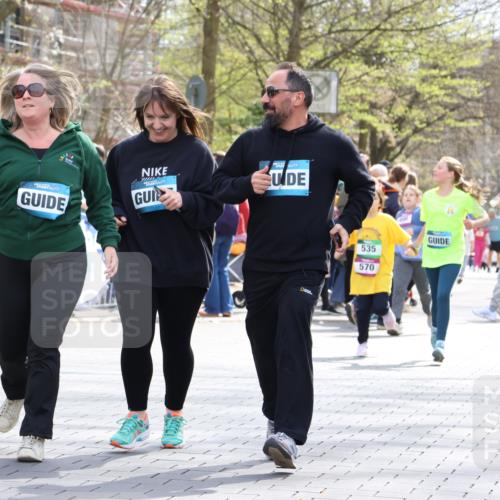 12.04.2026 - 45. Internationalen Wilhelmsburger Insellauf Strokosch-Dieckow http://msf.ph/oto/9492138 12.04.2026 14:52:14 Ziel 349, 581, 570, 354, 507 meine-sportfotos.de