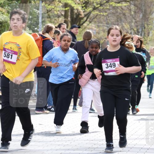 12.04.2026 - 45. Internationalen Wilhelmsburger Insellauf Strokosch-Dieckow http://msf.ph/oto/9492203 12.04.2026 14:52:07 Ziel 341, 349 meine-sportfotos.de