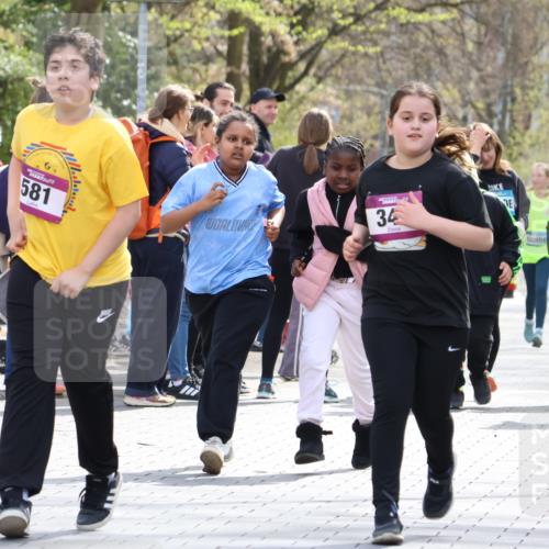 12.04.2026 - 45. Internationalen Wilhelmsburger Insellauf Strokosch-Dieckow http://msf.ph/oto/9492207 12.04.2026 14:52:07 Ziel 341, 349 meine-sportfotos.de