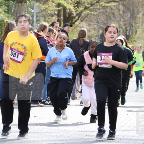 12.04.2026 - 45. Internationalen Wilhelmsburger Insellauf Strokosch-Dieckow http://msf.ph/oto/9492214 12.04.2026 14:52:07 Ziel 341, 349 meine-sportfotos.de