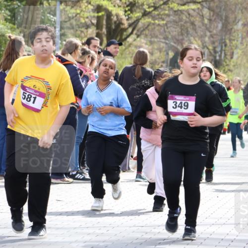 12.04.2026 - 45. Internationalen Wilhelmsburger Insellauf Strokosch-Dieckow http://msf.ph/oto/9492217 12.04.2026 14:52:07 Ziel 341, 349 meine-sportfotos.de