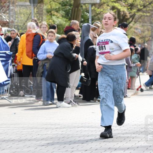 12.04.2026 - 45. Internationalen Wilhelmsburger Insellauf Strokosch-Dieckow http://msf.ph/oto/9492431 12.04.2026 14:51:35 Ziel 1071, 523, 363, 342, 505, 891, 512 meine-sportfotos.de