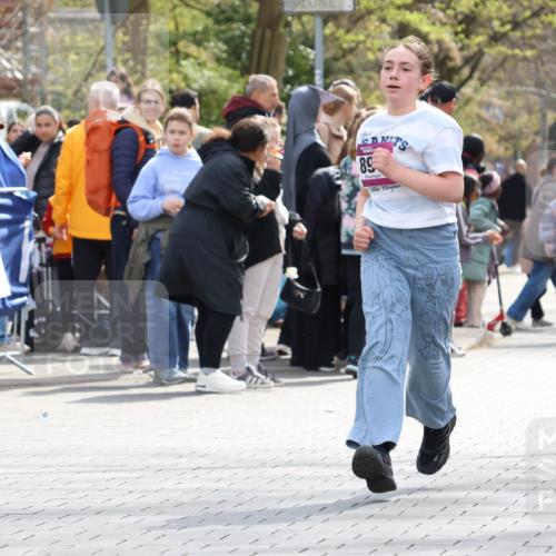 12.04.2026 - 45. Internationalen Wilhelmsburger Insellauf Strokosch-Dieckow http://msf.ph/oto/9492435 12.04.2026 14:51:35 Ziel 1071, 523, 363, 342, 505, 891, 512 meine-sportfotos.de