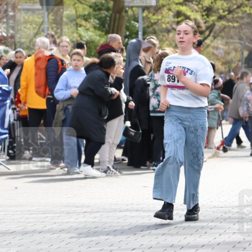 12.04.2026 - 45. Internationalen Wilhelmsburger Insellauf Strokosch-Dieckow http://msf.ph/oto/9492438 12.04.2026 14:51:35 Ziel 1071, 523, 363, 342, 505, 891, 512 meine-sportfotos.de