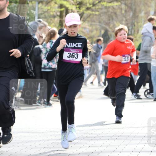 12.04.2026 - 45. Internationalen Wilhelmsburger Insellauf Strokosch-Dieckow http://msf.ph/oto/9492462 12.04.2026 14:51:30 Ziel 390, 399, 884, 648, 1071, 523, 363, 342, 505 meine-sportfotos.de