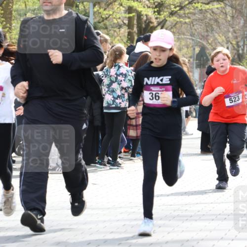 12.04.2026 - 45. Internationalen Wilhelmsburger Insellauf Strokosch-Dieckow http://msf.ph/oto/9492473 12.04.2026 14:51:30 Ziel 390, 399, 884, 648, 1071, 523, 363, 342, 505 meine-sportfotos.de