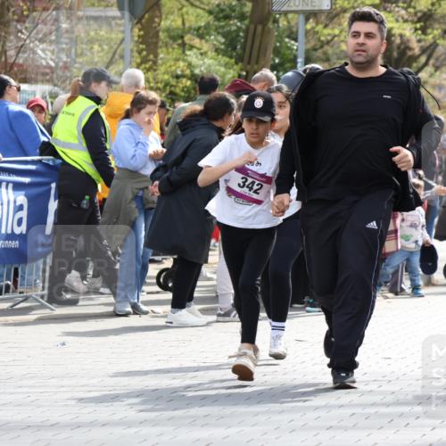 12.04.2026 - 45. Internationalen Wilhelmsburger Insellauf Strokosch-Dieckow http://msf.ph/oto/9492476 12.04.2026 14:51:29 Ziel 390, 399, 884, 648, 1071, 523, 363, 342, 505 meine-sportfotos.de