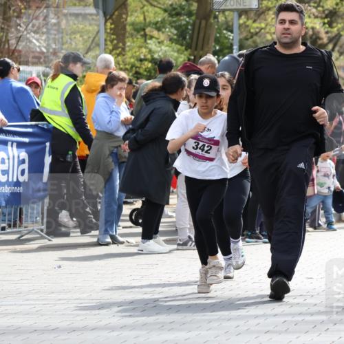 12.04.2026 - 45. Internationalen Wilhelmsburger Insellauf Strokosch-Dieckow http://msf.ph/oto/9492480 12.04.2026 14:51:29 Ziel 390, 399, 884, 648, 1071, 523, 363, 342, 505 meine-sportfotos.de