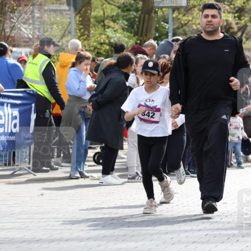 12.04.2026 - 45. Internationalen Wilhelmsburger Insellauf Strokosch-Dieckow http://msf.ph/oto/9492483 12.04.2026 14:51:29 Ziel 390, 399, 884, 648, 1071, 523, 363, 342, 505 meine-sportfotos.de