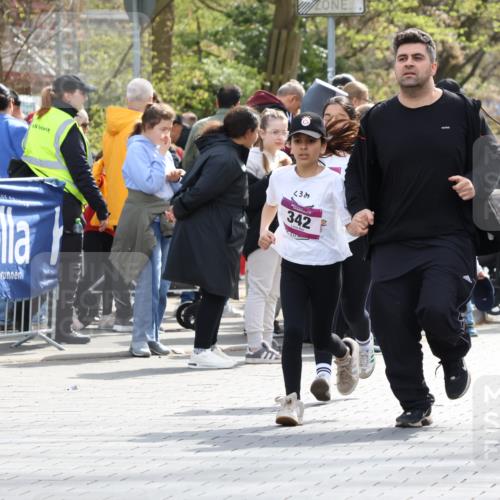 12.04.2026 - 45. Internationalen Wilhelmsburger Insellauf Strokosch-Dieckow http://msf.ph/oto/9492490 12.04.2026 14:51:29 Ziel 390, 399, 884, 648, 1071, 523, 363, 342, 505 meine-sportfotos.de