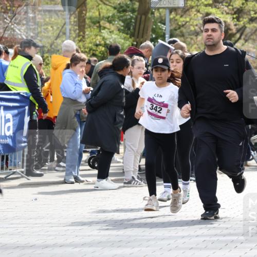 12.04.2026 - 45. Internationalen Wilhelmsburger Insellauf Strokosch-Dieckow http://msf.ph/oto/9492494 12.04.2026 14:51:29 Ziel 390, 399, 884, 648, 1071, 523, 363, 342, 505 meine-sportfotos.de